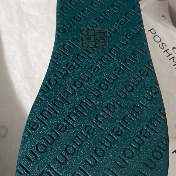 LULULEMON NWT AUTHENTIC WOMEN’S STORM TEAL RESTFEEL GRAPHIC SLIDES - Picture 15 of 17